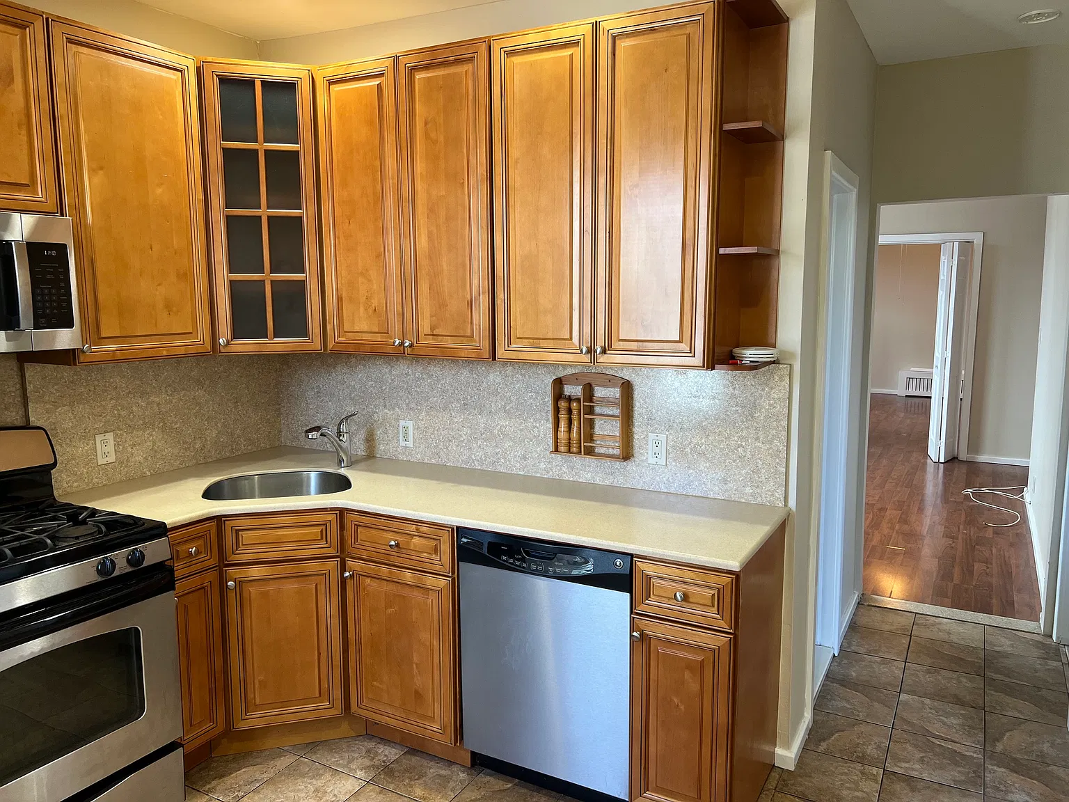 3 bed, 1000 sqft, $2,750 — Photo 2
