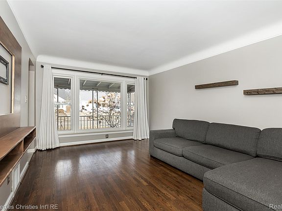 4th image of 114 E Webster Rd