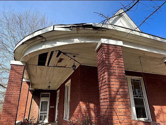 5th image of 306 W Wood Ave