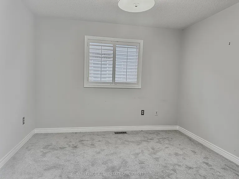 54 Stonebrook Cres — Photo 33