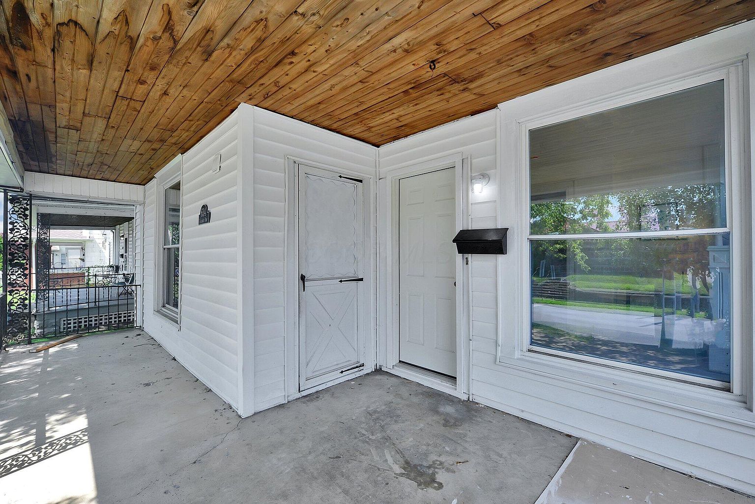 Listing photo 4 for 634 Columbus Ave