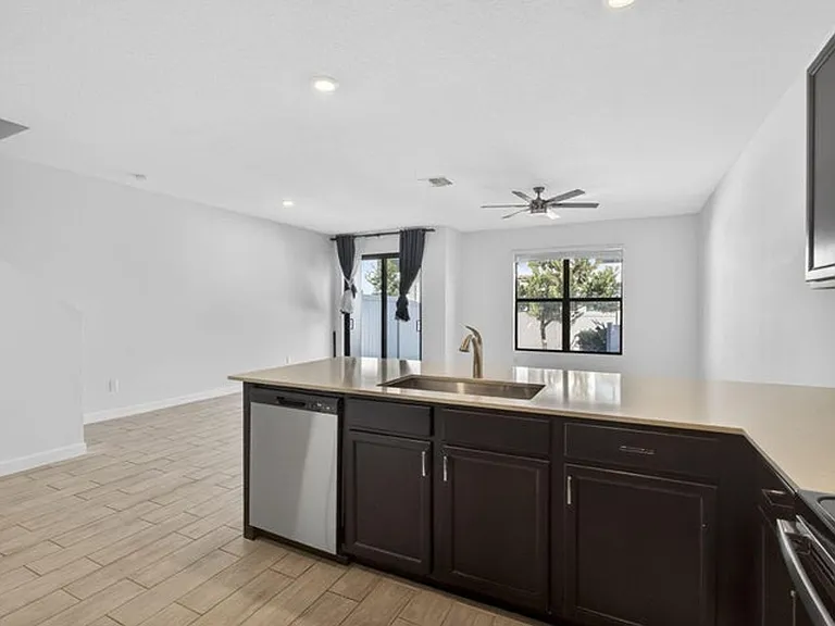 4408 Hemlock Dr — Photo 3