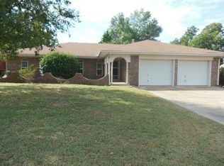 121 Ruskin Pl, Chickasha, OK 73018