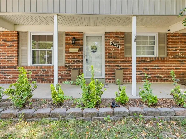 2042 Farflung Dr, Florissant, MO 63031