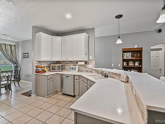 5th image of 1086 Poplar St