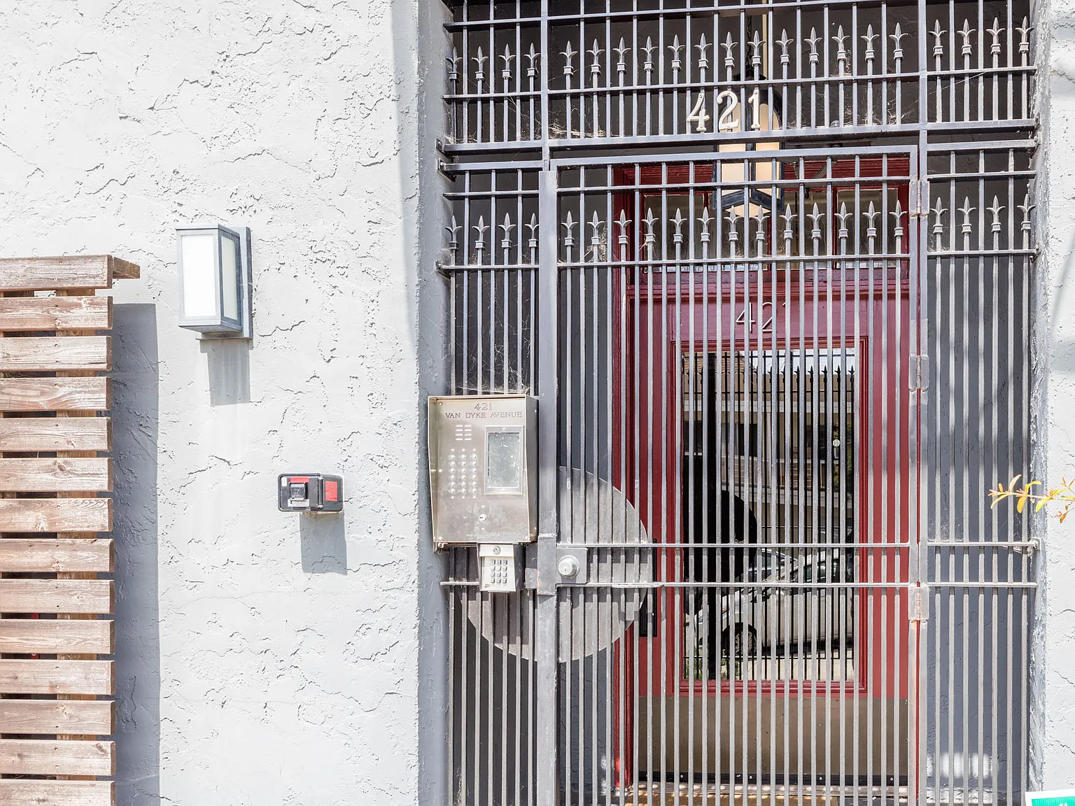 421 Van Dyke — Photo 2