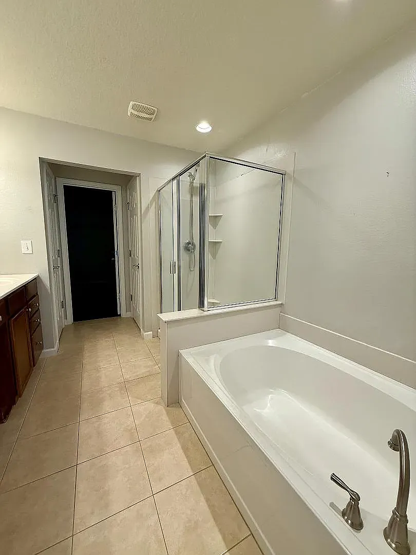 3 bed, 2.5 bath, 2047 sqft, $2,275 — Photo 3