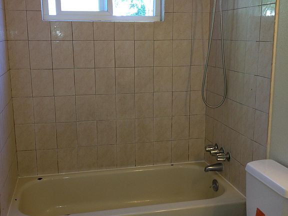 5th image of 436 S 6th St APT 2