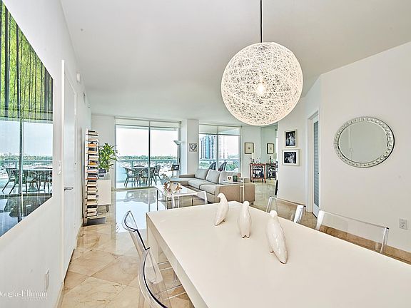 5th image of 10 Venetian Way APT 1003