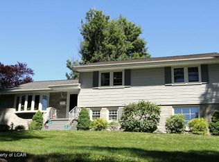 2 Split Rail Ln, Dallas, PA 18612