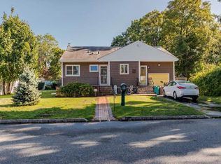 32 Brooklyn St, Deer Park, NY 11729
