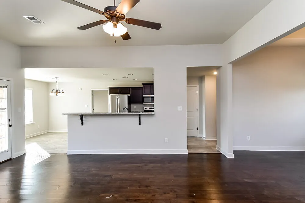 4 bed, 2.0 bath, 1979 sqft, $2,335 — Photo 4