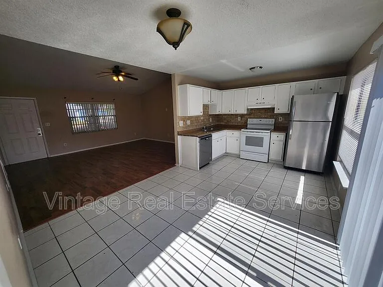 905 Old Field Dr — Photo 4