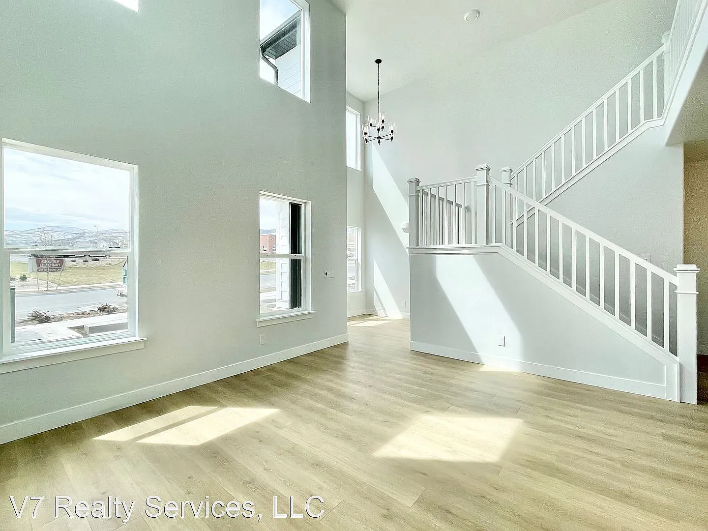 3 bed, 2.5 bath, 2360 sqft, $2,300 — Photo 2