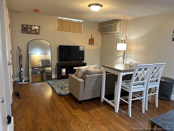 4th image of 842 Dorchester Ave