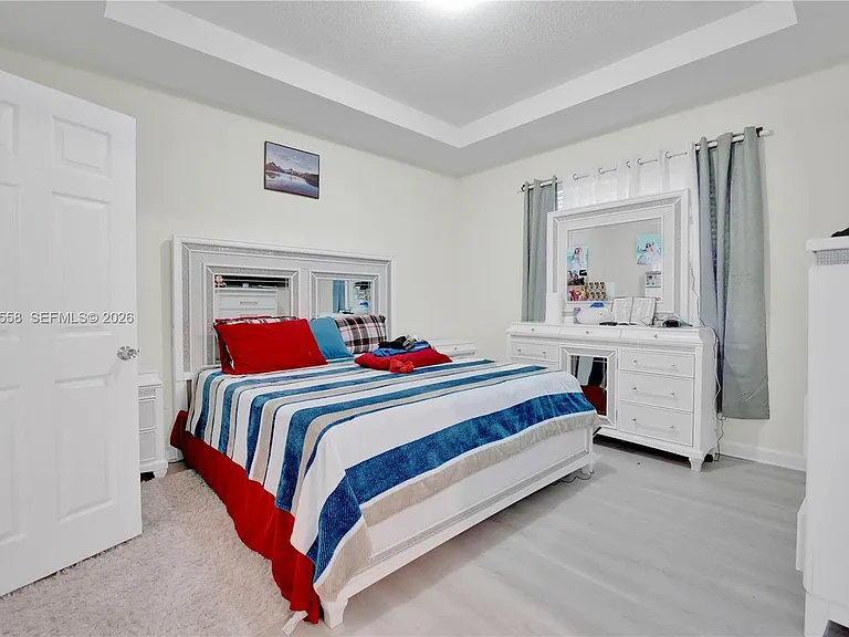 101 NE 37th Pl — Photo 12