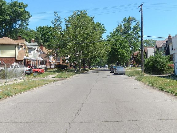 4th image of 16153 Roselawn St