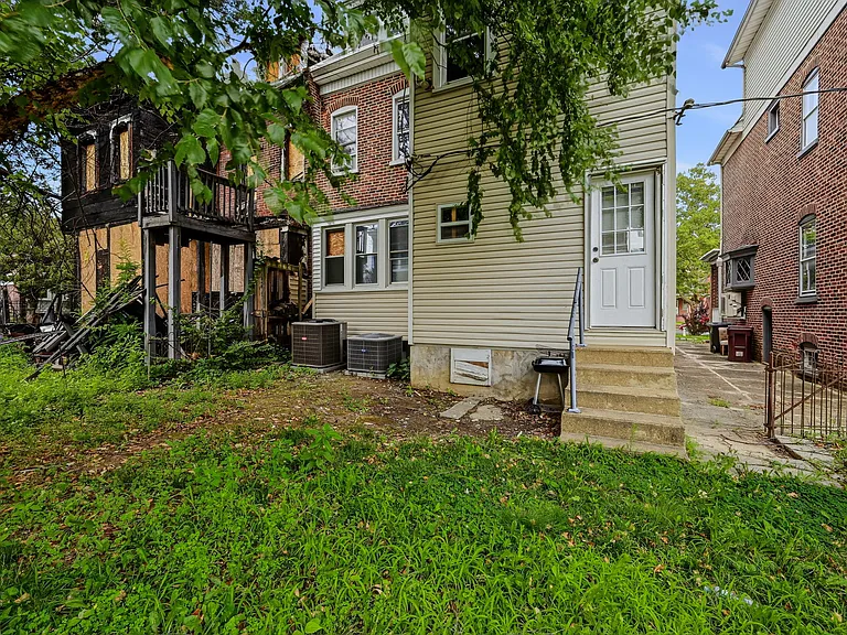412 W 23rd St — Photo 33