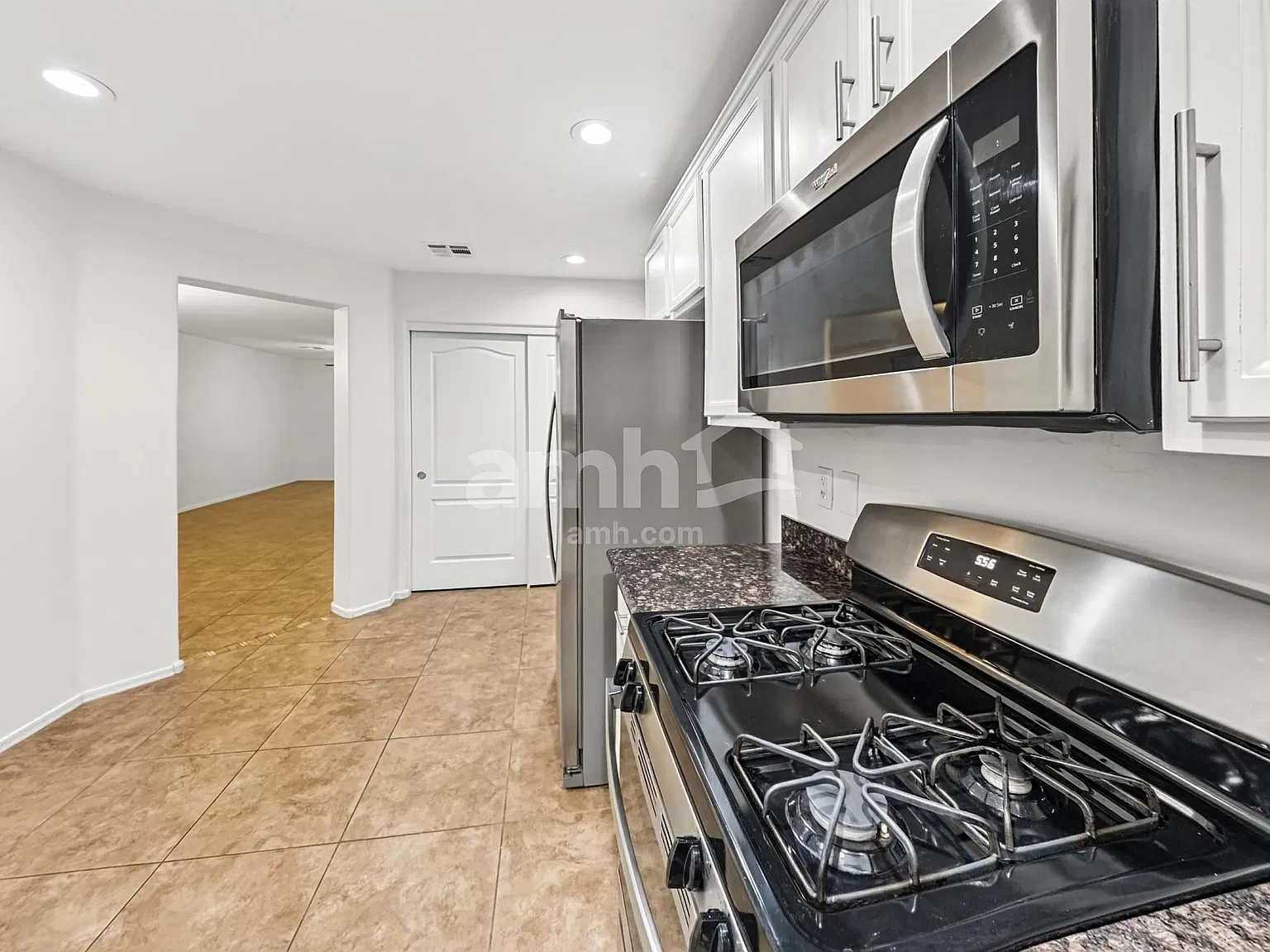 4 bed, 2.5 bath, 1884 sqft, $2,400 — Photo 3