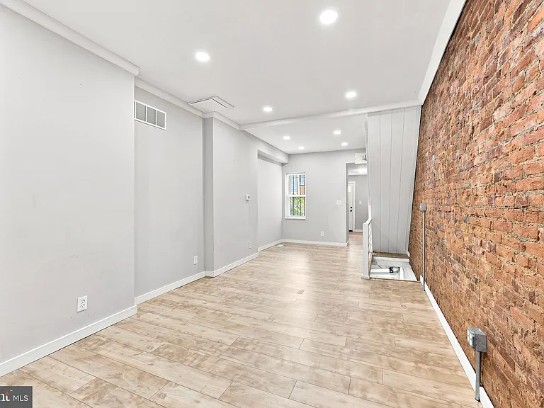 2307 N Mascher St — Photo 3