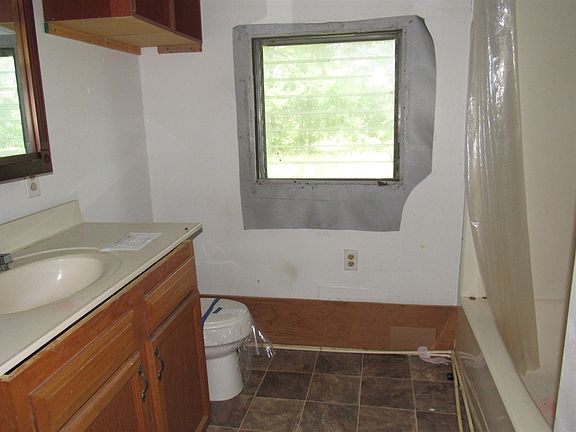 3rd image of 217 W Caroline St