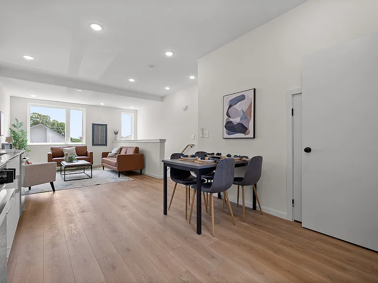 113 E Oldham Ave — Photo 8