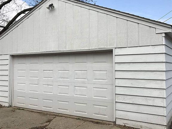 2nd image of 3232 Montrose Ave