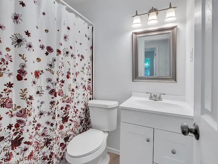2211 Tucker Ave — Photo 3