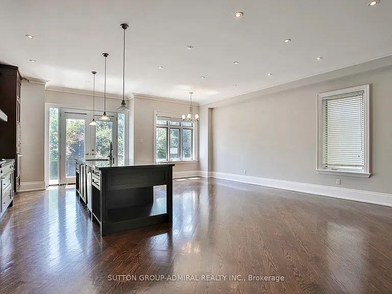 21 Dunblaine Ave — Photo 8