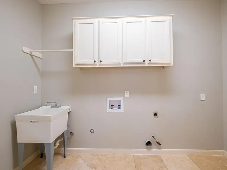 9202 Amanda Dr — Photo 16