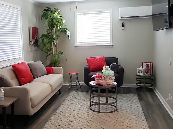 3rd image of 701 N Greenwood Ave