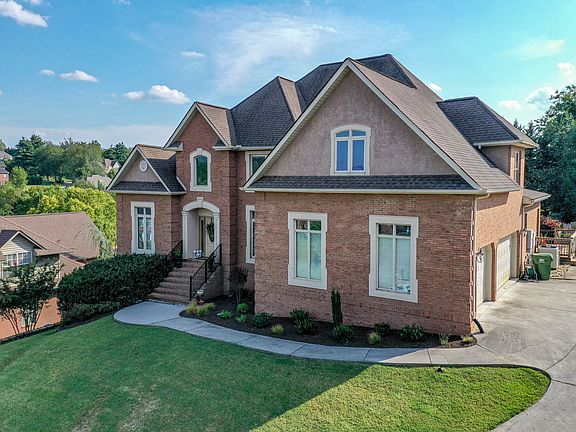 2nd image of 505 Stoneleigh Ln