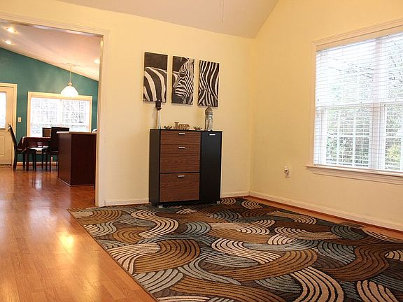 4th image of 784 East Ave