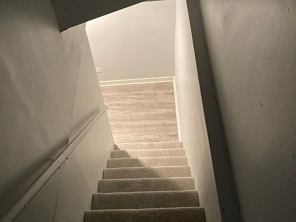 5th image of 122 Surrey Dr