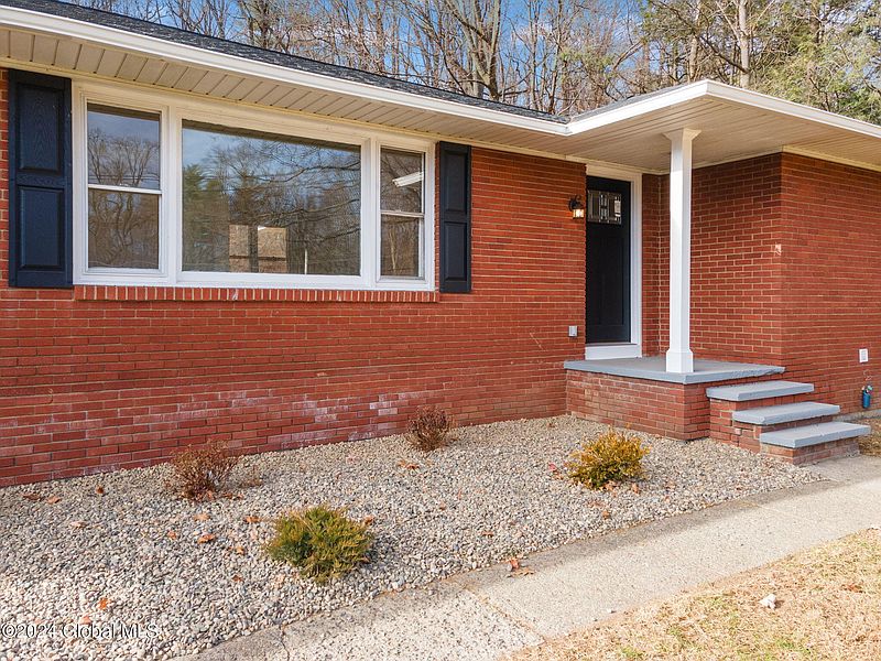 4th image of 18 Denison Road