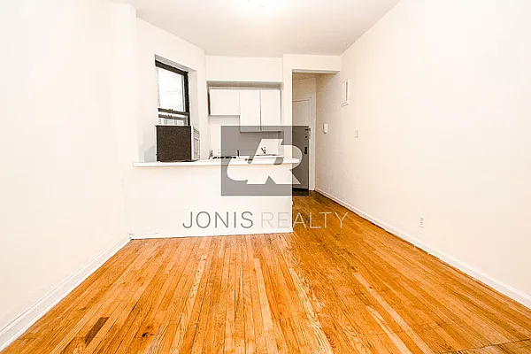 Rented by Jonis Realty | media 7