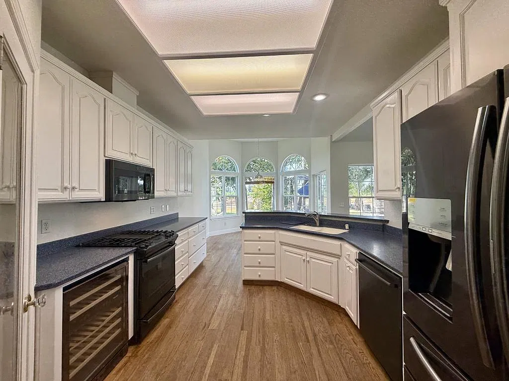 17363 Henry Rd — Photo 3