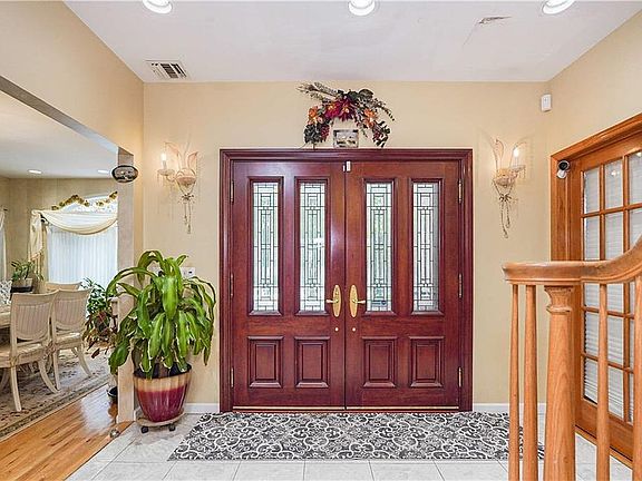 5th image of 169 Pinewood Ave