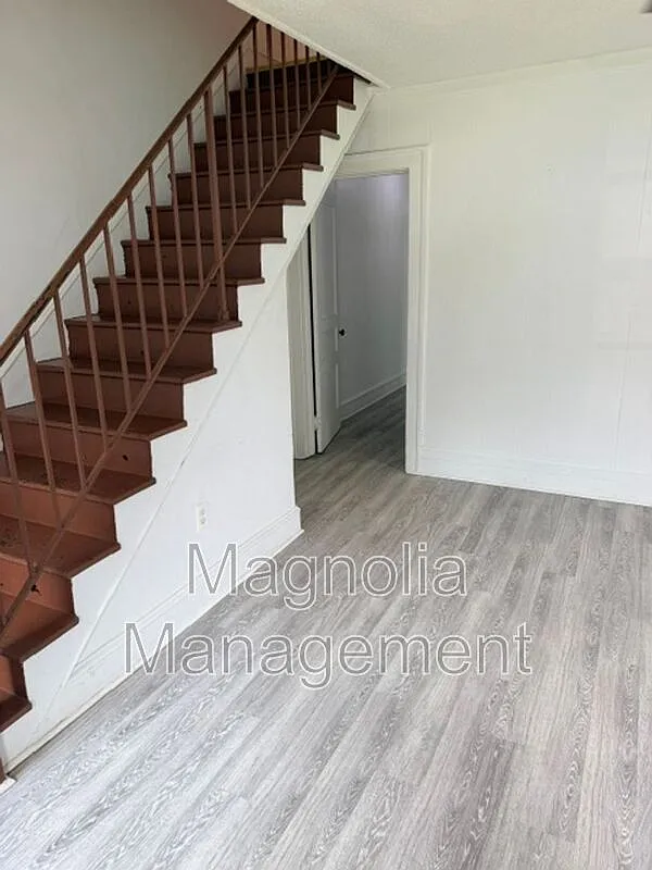 2 bed, 1.0 bath, $885 — Photo 2