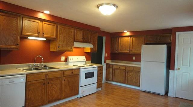 Large cook's kitchen!  Dishwasher, range, refrigerator all stayl