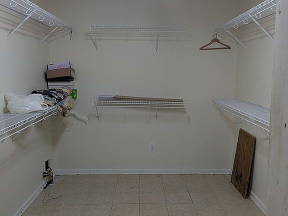 MASTER WALK-IN CLOSET