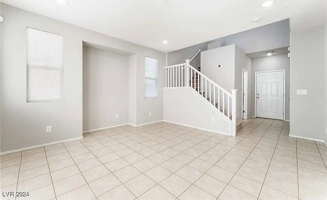 3 bed, 2.5 bath, 1390 sqft, $2,100 — Photo 4