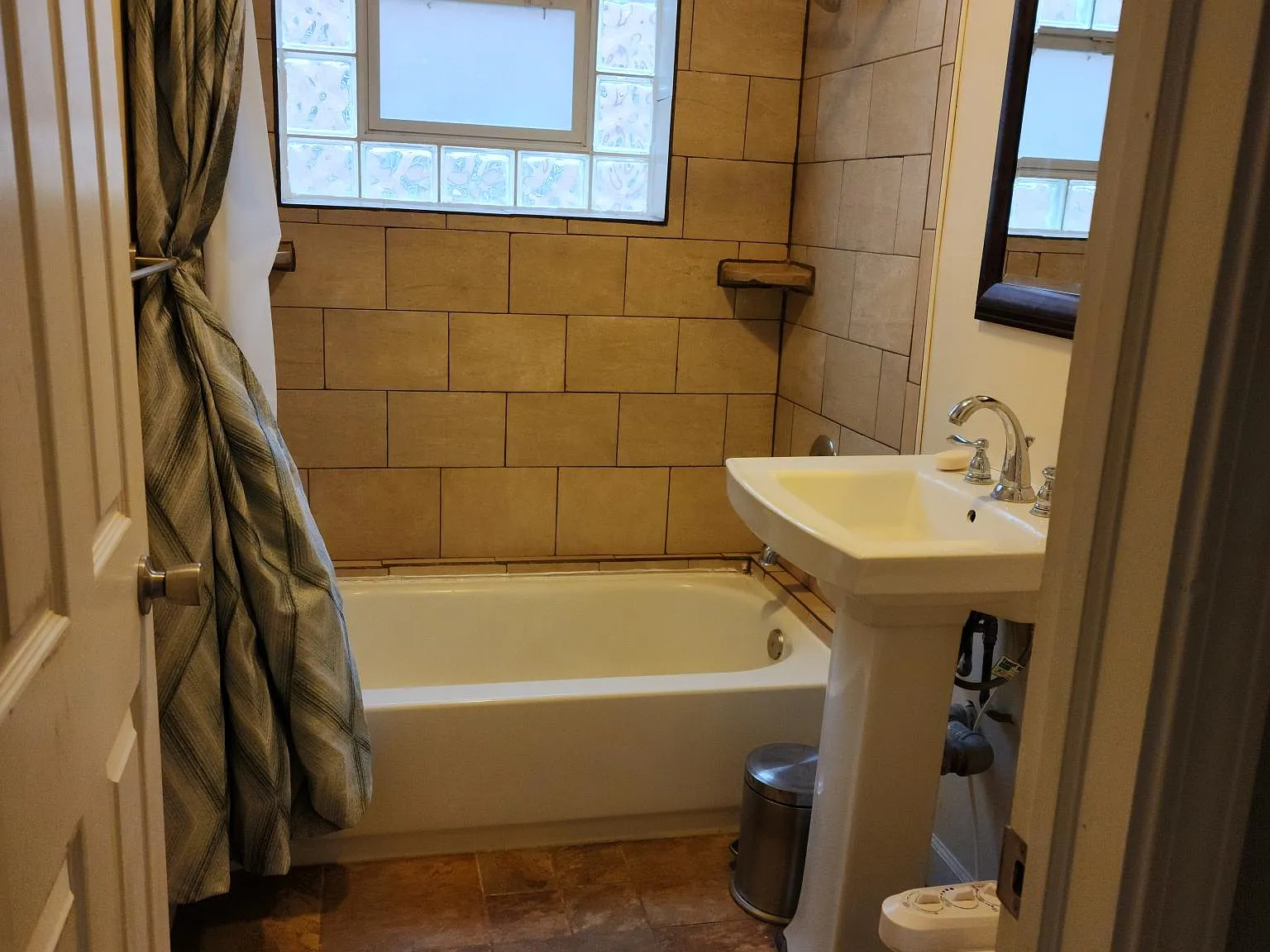 2 bed, 900 sqft, $1,700 — Photo 2
