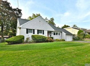 49 Beach Rd, Great Neck, NY 11023
