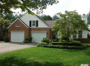 90 Hearthside Dr, Mount Sinai, NY 11766