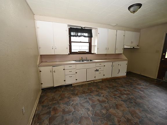 2nd image of 216 W Fairground Ave