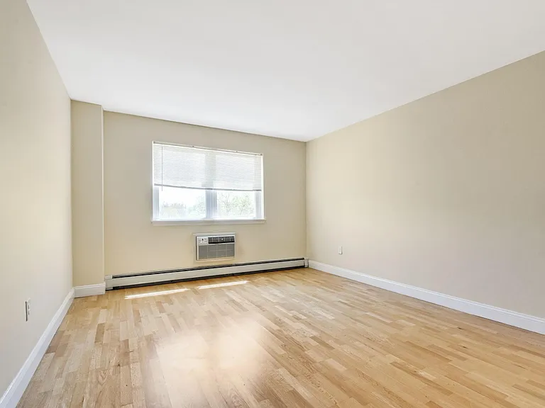 Heritage House Apartments — Photo 27