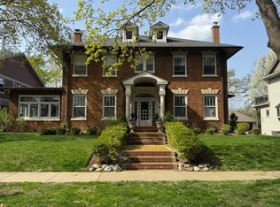 318 Elm Ct, Libertyville, IL