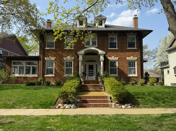 318 Elm Ct, Libertyville, IL 60048