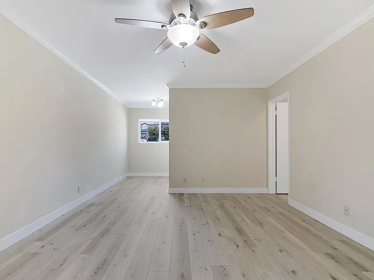 1690 E Hillcrest Dr — Photo 15